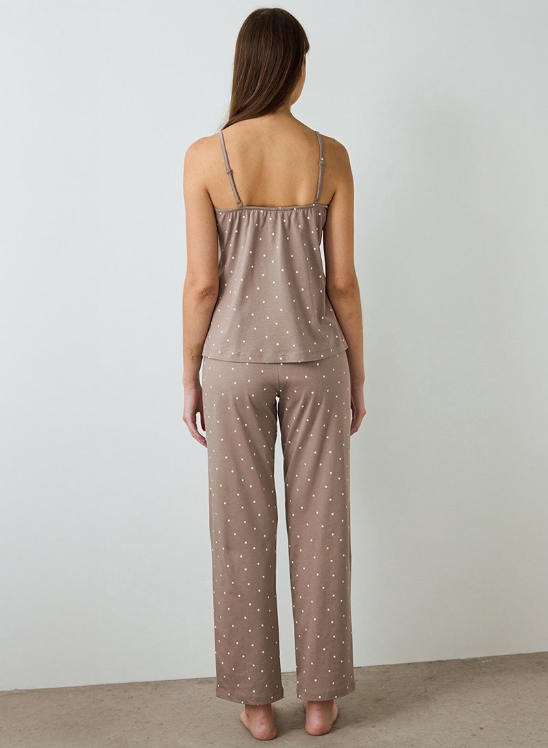 بنتي طقم بيجامة نسائي بدون أكمام بياقة على شكل حرف  ونقاط بولكا من الدانتيل بلون موكا - Image 4